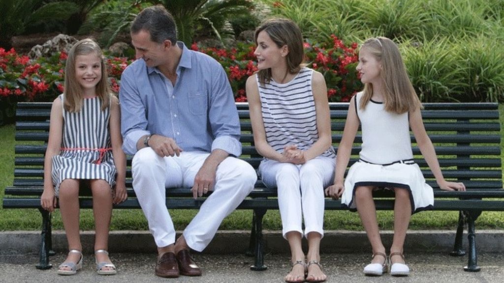 Los reyes Felipe y Letizia junto a sus hijas, la princesa Leonor y la infanta Sofía