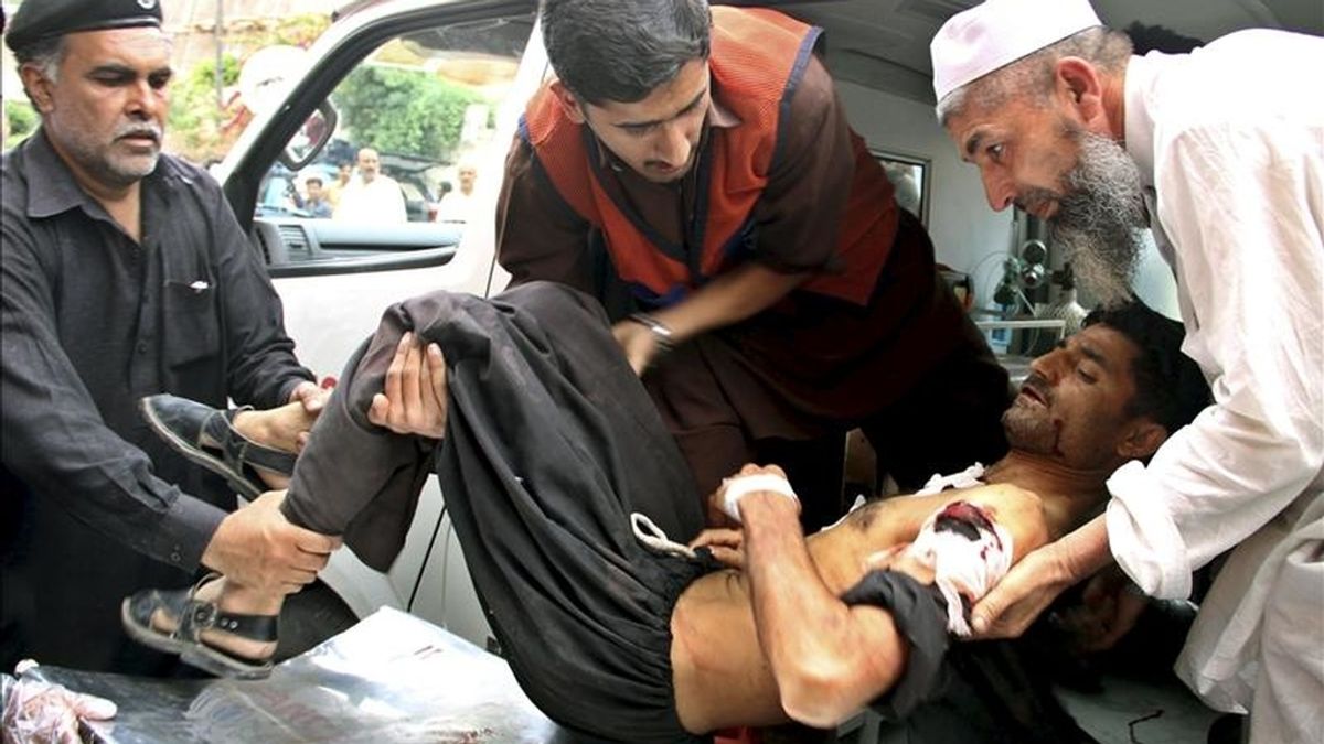 Un herido es trasladado al hospital local en Peshawar, provincia de Khyber-Pakhtunkhwa (KPK), en el noroeste paquistaní, hoy, jueves 31 de marzo, tras un ataque suicida registrado cerca del convoy del jefe del partido religioso Jamiat Ulema-e-Islam (JUI-F), Fazlur Rehman. EFE Un herido es trasladado al hospital local en Peshawar, provincia de Khyber-Pakhtunkhwa (KPK), en el noroeste paquistaní, hoy, jueves 31 de marzo, tras un ataque suicida registrado cerca del convoy del jefe del partido religioso Jamiat Ulema-e-Islam (JUI-F), Fazlur Rehman. EFE