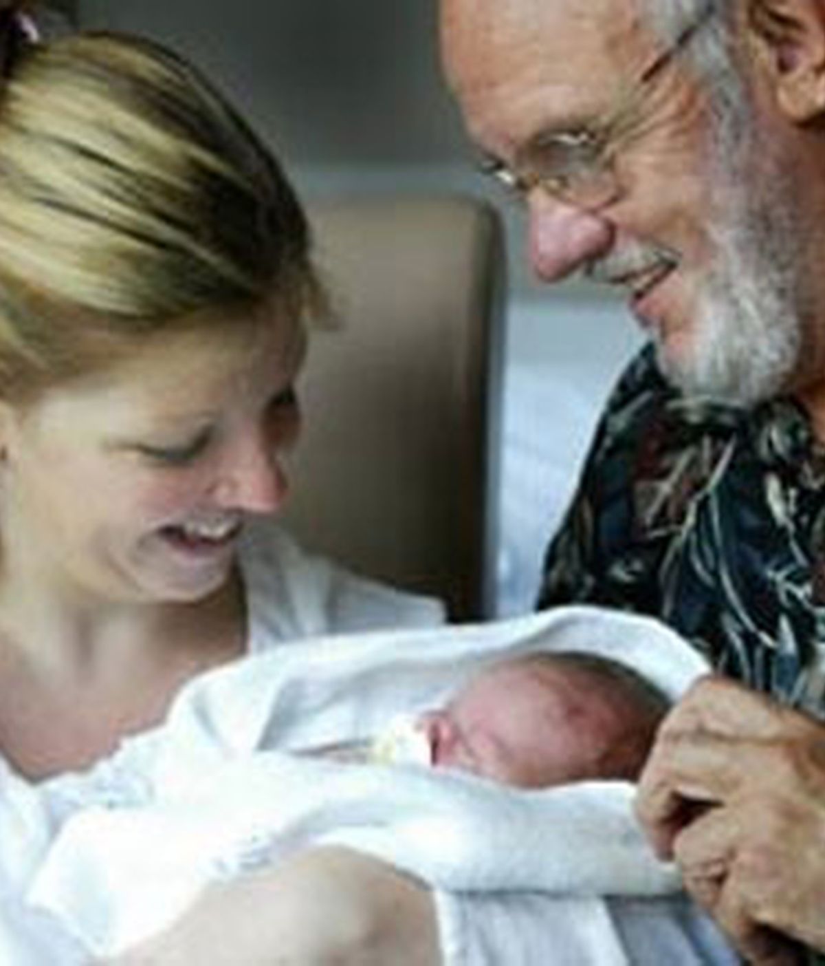 James con uno de los bebés a los que ha salvado la vida. Foto: The Age.com.au
