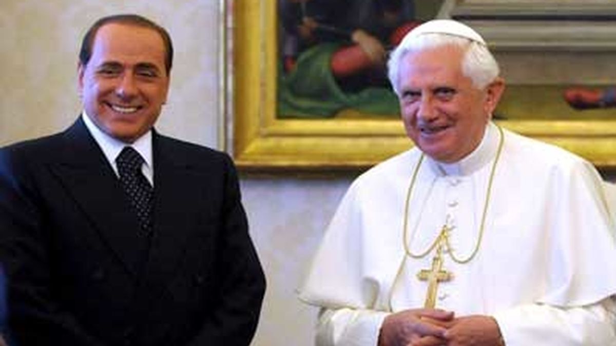 El Papa y Berlusconi se han reunido en la biblioteca privada del Pontífice. FOTO: EFE