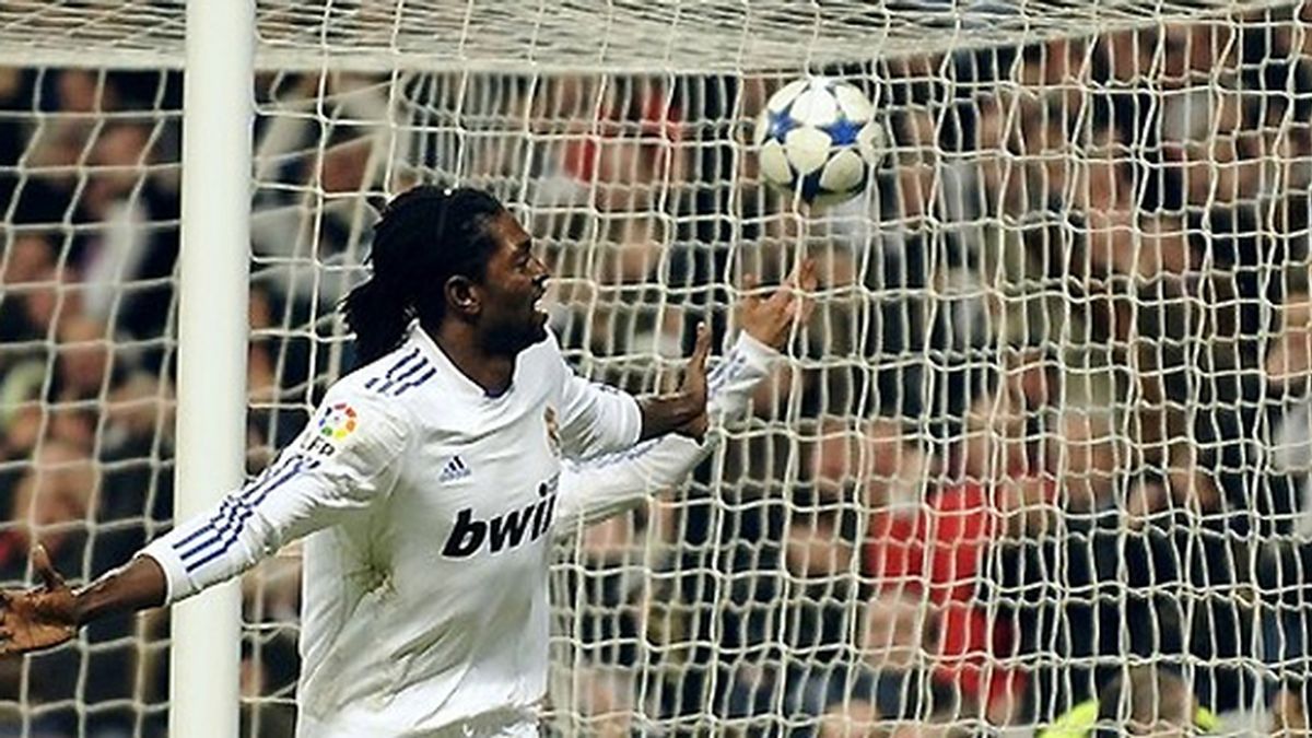 Emmanuel Adebayor celebra su primer gol con la camiseta del Madrid. FOTO: Archivo.