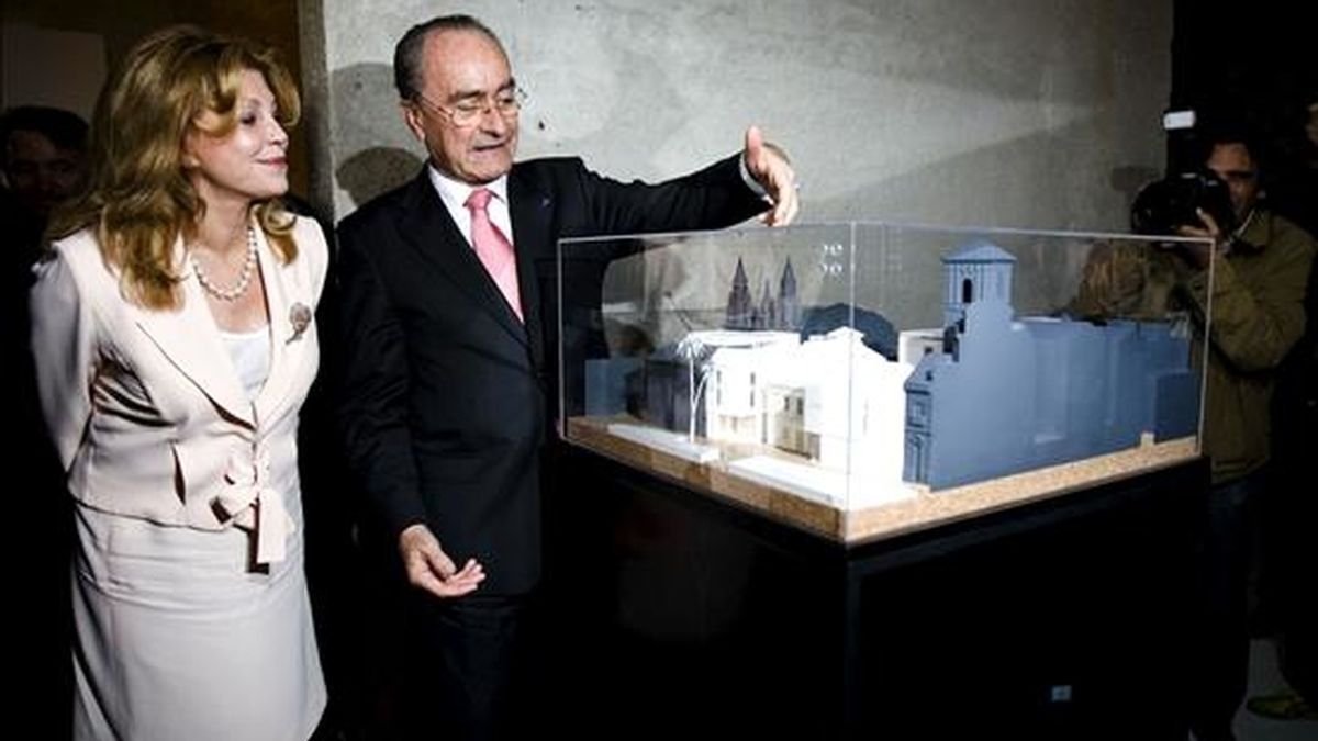 La baronesa Carmen Thyssen Bornemisza (i) y el alcalde de Málaga, Francisco de la Torre Prados, descubren la maqueta del Palacio de Villalón tras la firma de la constitución de la fundación que llevará el nombre de la baronesa, hoy en Málaga. EFE