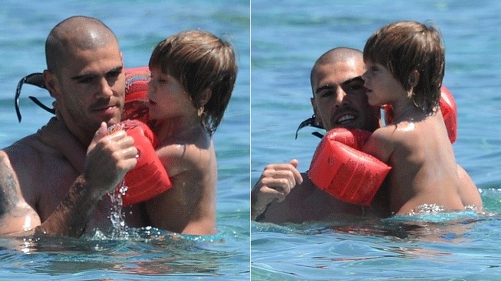 Víctor Valdés y su hijo Dylan en Cerdeña