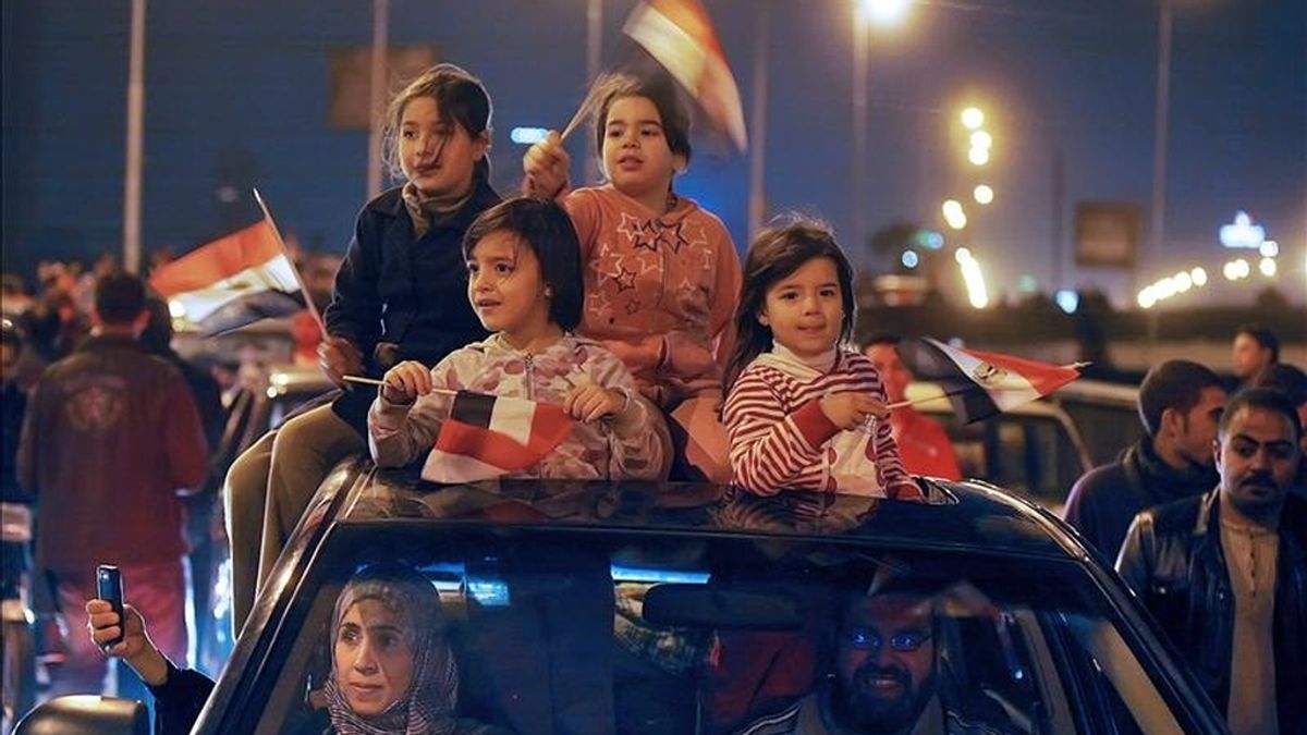 Una familia egipcia celebra por las calles de El Cairo (Egipto), tras la renuncia del presidente egipcio Hosni Mubarak. EFE