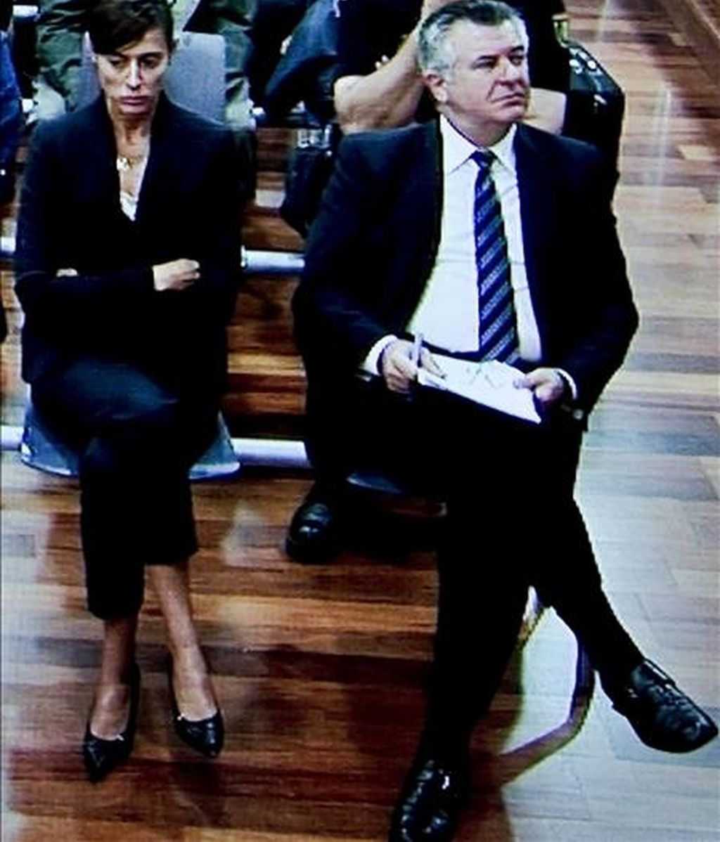 Imagen tomada de uno de los monitores de la sala de prensa de la Audiencia Provincial de Málaga, del banquillo de los acusados ocupado por el ex asesor de urbanismo del Ayuntamiento de Marbella Juan Antonio Roca y Monserrat Corullo, en la tercera sesión del juicio por el caso Malaya. EFE Imagen tomada de uno de los monitores de la sala de prensa de la Audiencia Provincial de Málaga, del banquillo de los acusados ocupado por el ex asesor de urbanismo del Ayuntamiento de Marbella Juan Antonio Roca y Monserrat Corullo, en la tercera sesión del juicio por el caso Malaya. EFE
