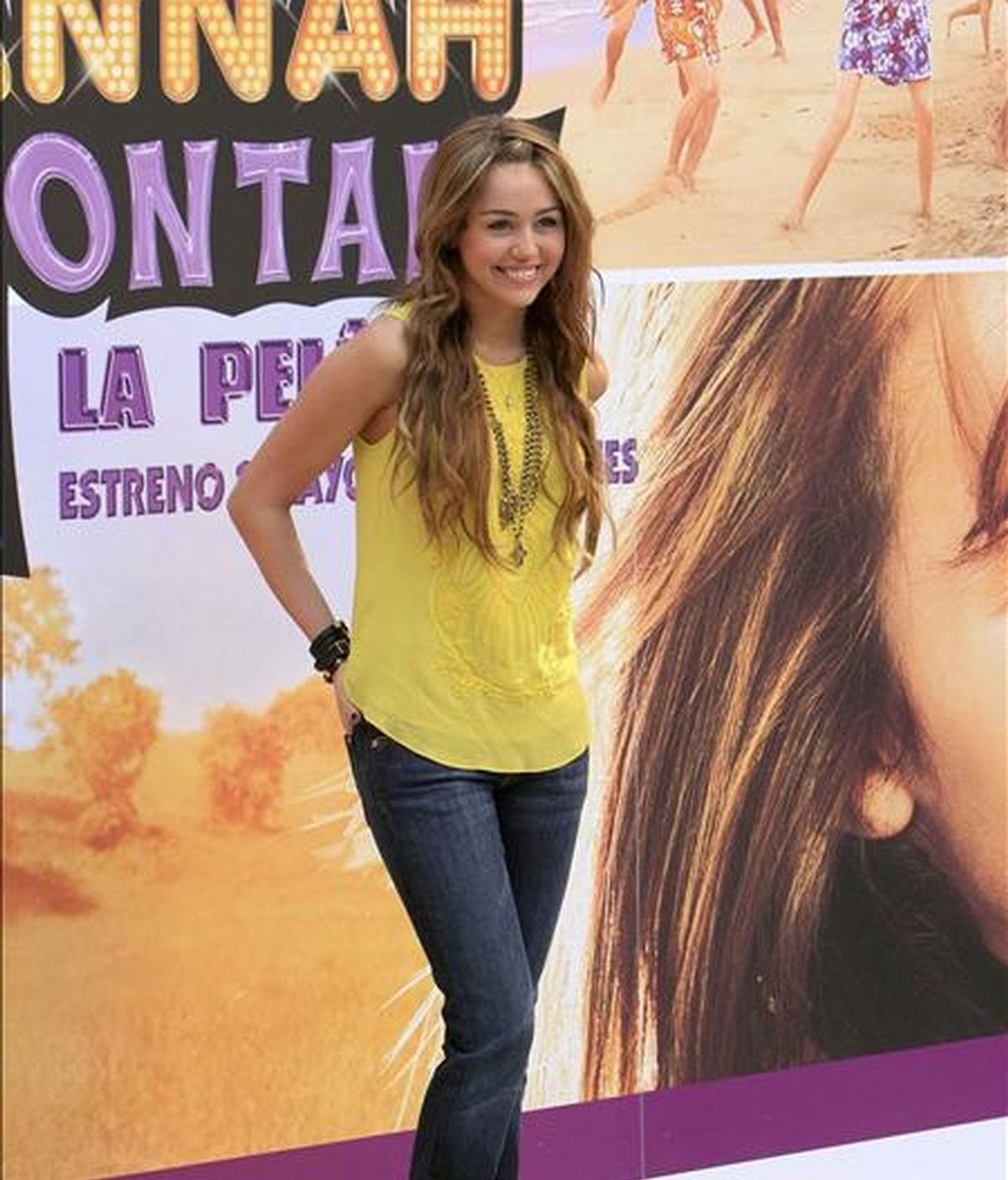 La joven actriz Miley Cyrus posa durante la presentación hoy en Madrid del filme "Hannah Montana. La película", dirigido por Peter Chelsom. EFE
