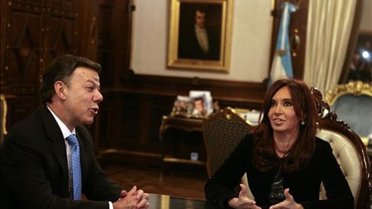 La presidenta de Argentina, Cristina Fernández de Kirchner (d), conversa con el presidente electo de Colombia, Juan Manuel Santos (i), durante una reunión en la Casa Rosada en Buenos Aires (Argentina). EFE
