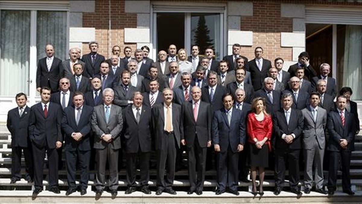 El Rey don Juan Carlos posa en las escaleras del Palacio de La Zarzuela con los miembros del Comité Ejecutivo de la Asociación Agraria de Jóvenes Agricultores (ASAJA) a quienes recibió en audiencia.EFE