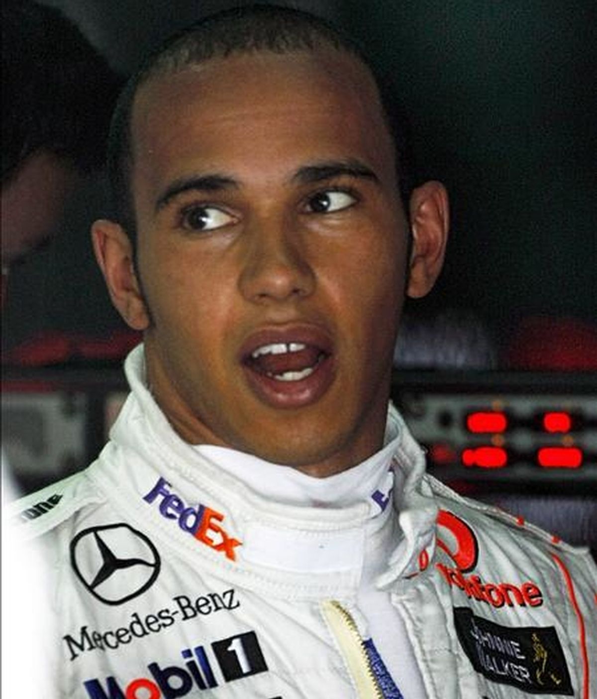 El piloto británico Lewis Hamilton de McLaren Mercedes al terminar la primera práctica hoy en la pista de Sepang (Malasia). EFE
