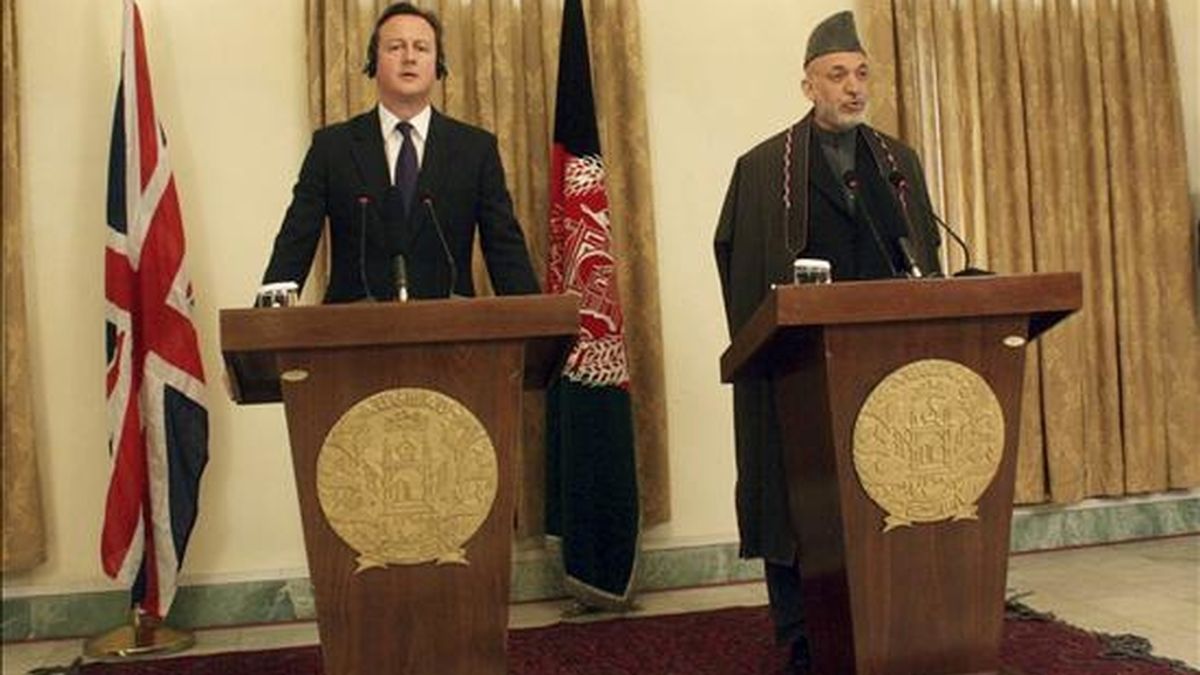 El primer ministro británico, David Cameron (izq), da una rueda de prensa acompañado por el presidente afgano, Hamid Karzai (dcha), en Kabul (Afganistán) hoy, 7 de diciembre de 2010. Cameron, en visita no anunciada, aseguró que, para 2015, no habrá fuerzas de su país en misiones de combate. EFE