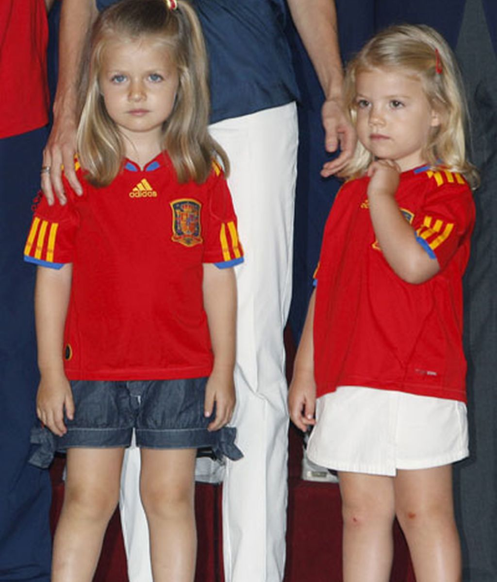 Las Infantas Leonor y Sofía con la Copa del Mundo