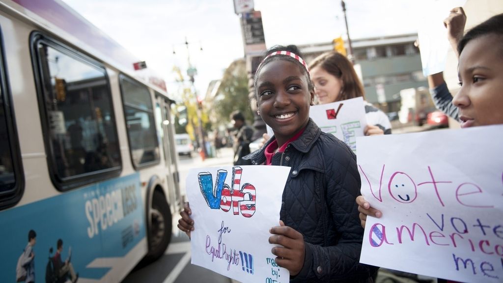 Varios niños animan con pancartas a votar en Pennsylvania, EEUU