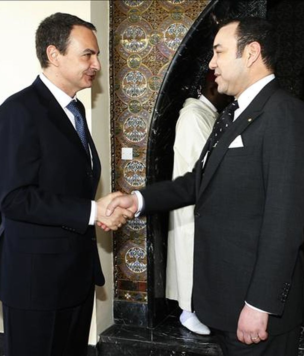 El presidente del Gobierno español, José Luis Rodríguez Zapatero (i), saluda al Rey Mohamed VI de Marruecos, durante la audiencia ofrecida por el monarca en el Palacio Daar Es Salam de la capital marroquí tras concluir la VIII Reunión de Alto Nivel entre los dos países centrada en las relaciones económicas y las inversiones, la inmigración y el futuro del Sahara Occidental. EFE/Archivo El presidente del Gobierno español, José Luis Rodríguez Zapatero (i), saluda al Rey Mohamed VI de Marruecos, durante la audiencia ofrecida por el monarca en el Palacio Daar Es Salam de la capital marroquí tras concluir la VIII Reunión de Alto Nivel entre los dos países centrada en las relaciones económicas y las inversiones, la inmigración y el futuro del Sahara Occidental. EFE/Archivo