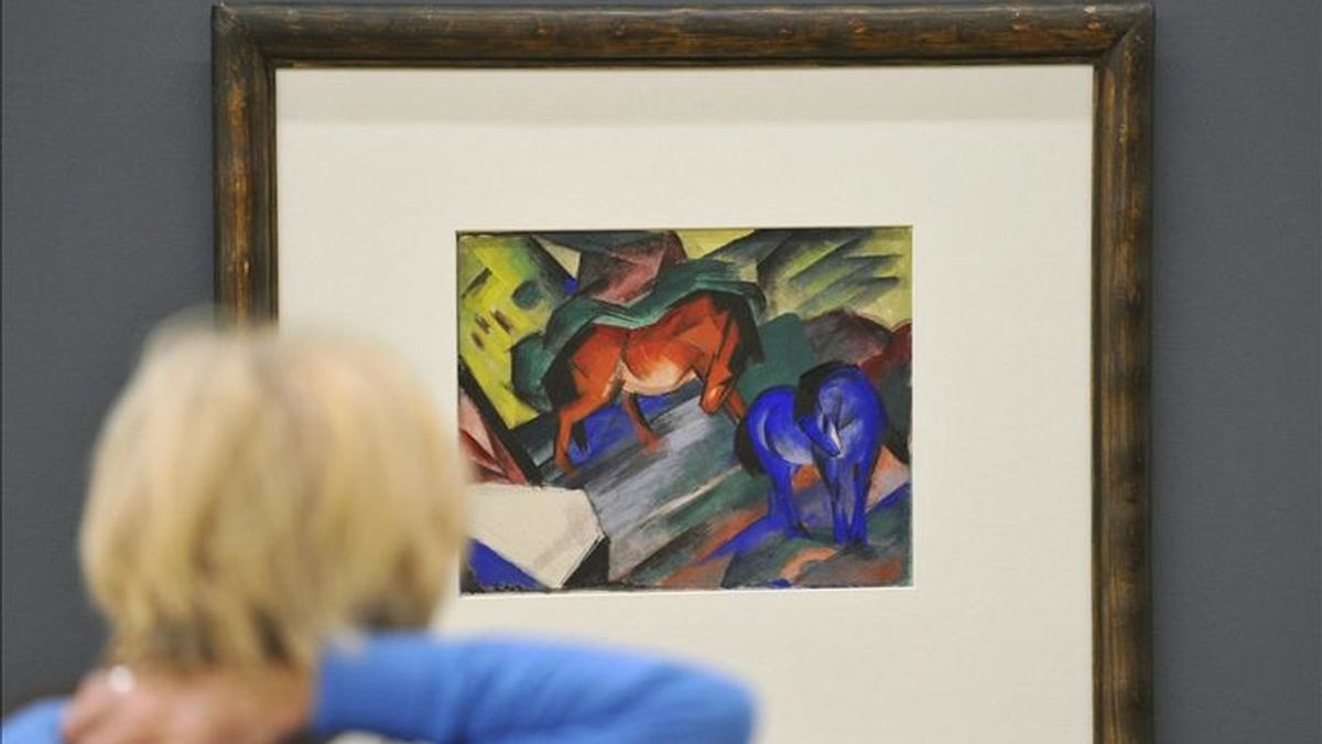Una muejr observa la obra "Caballo Rojo y Azul", del artista alemán Franz Marc, durante la exposición 'El Jinete Azul', un movimiento compuesto por artistas como Vasili Kandinski, Franz Marc, August Macke o Paul Klee. EFE/Archivo