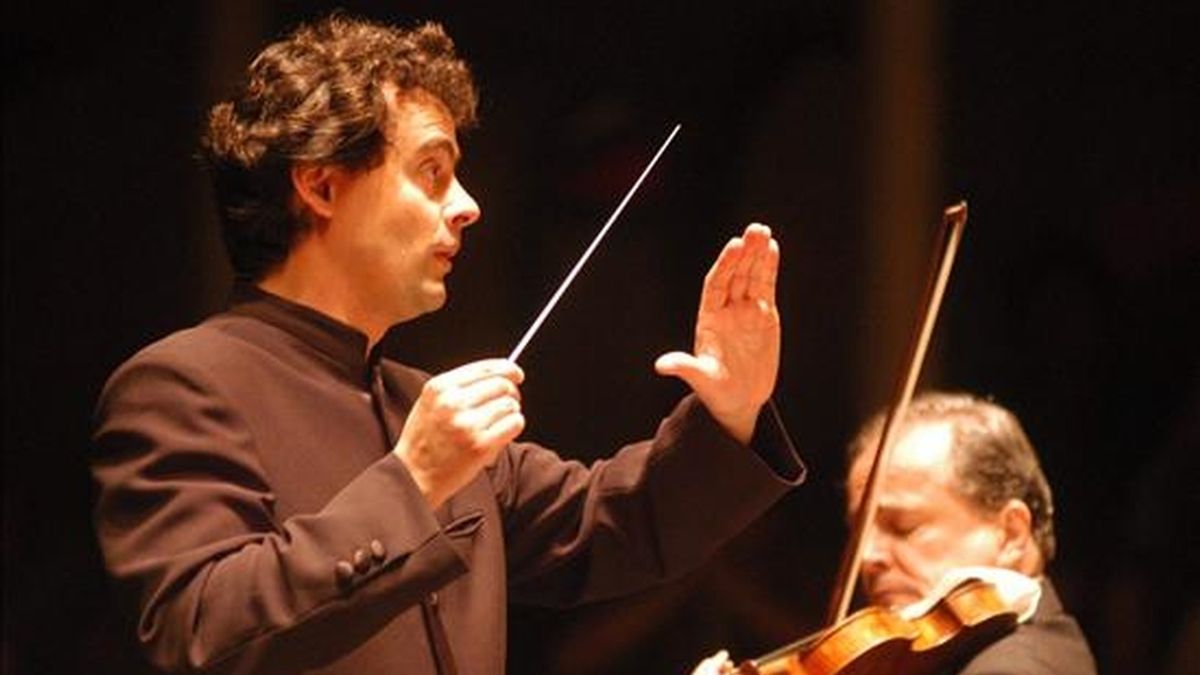El director Orquesta Sinfónica Nacional Alejandro Posada (i) y el primer violinista Carlos Villa (d) encabezaron el penúltimo concierto del 41 Festival de Música Religiosa de Popayán. EFE/Archivo