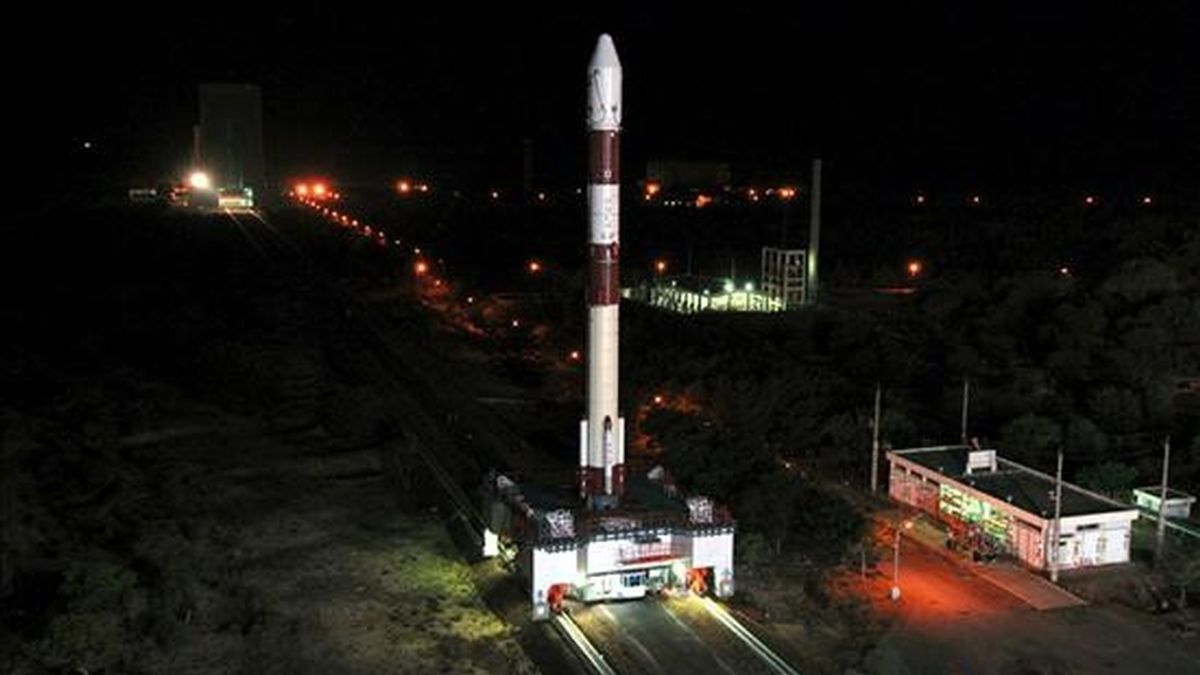 Fotografía de ayer, 19 de abril, distrubuida por la Organización de Investigación Espacial India (ISRO, por sus siglas en inglés) en la que se observa el cohete PSLV-C12 en la plataforma de lanzamiento del Centro Espacial de Dhawan en Sriharikota, estado de Tamil Nadu (India). EFE/Isro