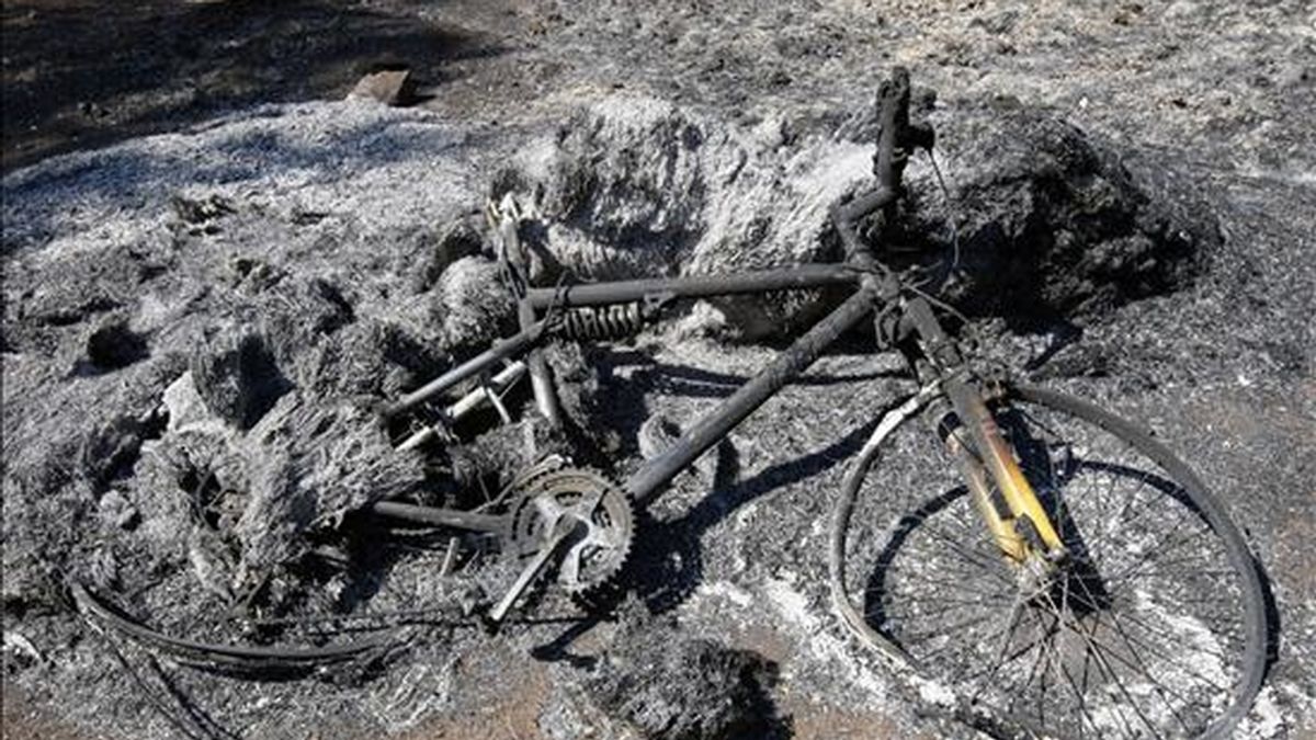 Una bicicleta de montaña totalmente calcinada cerca de una masía en Les Useres, Castellón, donde un incendio arrasó más de 1.500 hectáreas en agosto de 2007. EFE/Archivo