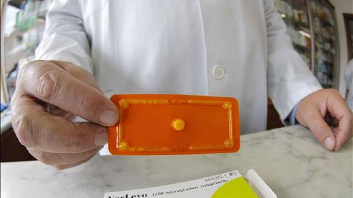 En la imagen, un farmacéutico muestra una píldora poscoital. EFE/Archivo