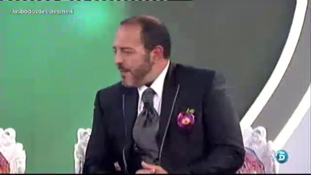 Su llegada, en un descapotable