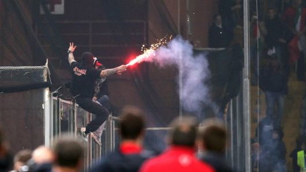 Los ultras serbios revientan el Italia-Serbia y destrozan Génova