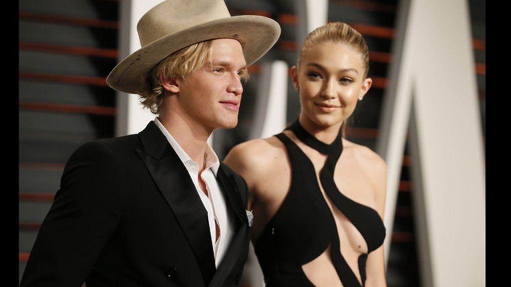 El cantante Cody Simpson y la modelo Gigi Hadid, en la 'after party' de los Oscars