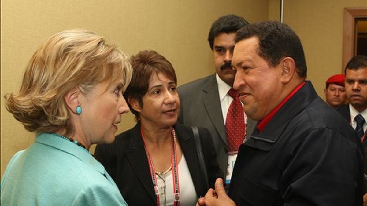 El Presidente de Venezuela Hugo Chávez conversa con la Secretaria de Estado de EEUU Hillary Clinton durante la V Cumbre de las Américas que se celebró en Puerto España, Trinidad y Tobago. EFE