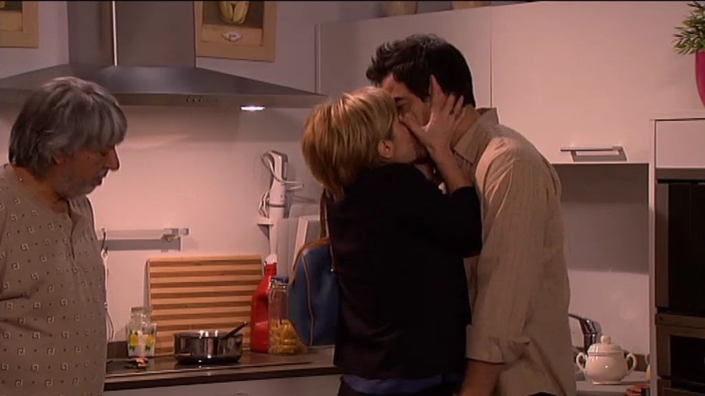 Amador sucumbe a los encantos de esta fogosa mujer