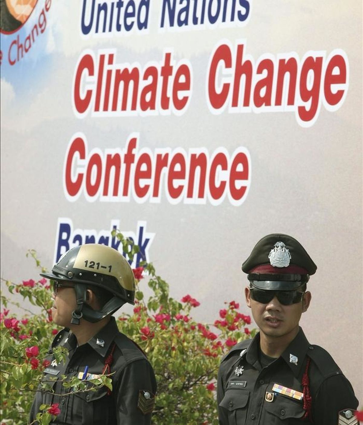 Dos policías resguardan el centro de conferencias donde se celebra la reunión de la ONU sobre el cambio climático, en Bangkok, Tailandia. EFE