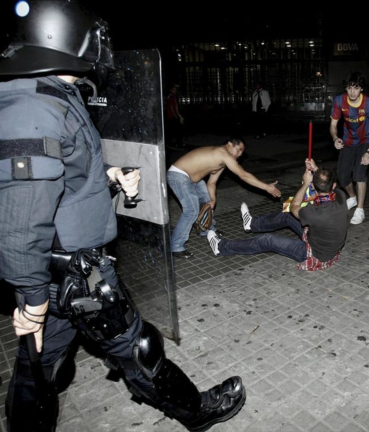Los Mossos d'Esquadra y la Guardia Urbana de Barcelona han detenido a un total de 17 personas durante la celebración anoche y esta madrugada del título de liga del FC Barcelona en el centro de la capital catalana, la mayoría por desórdenes públicos. EFE