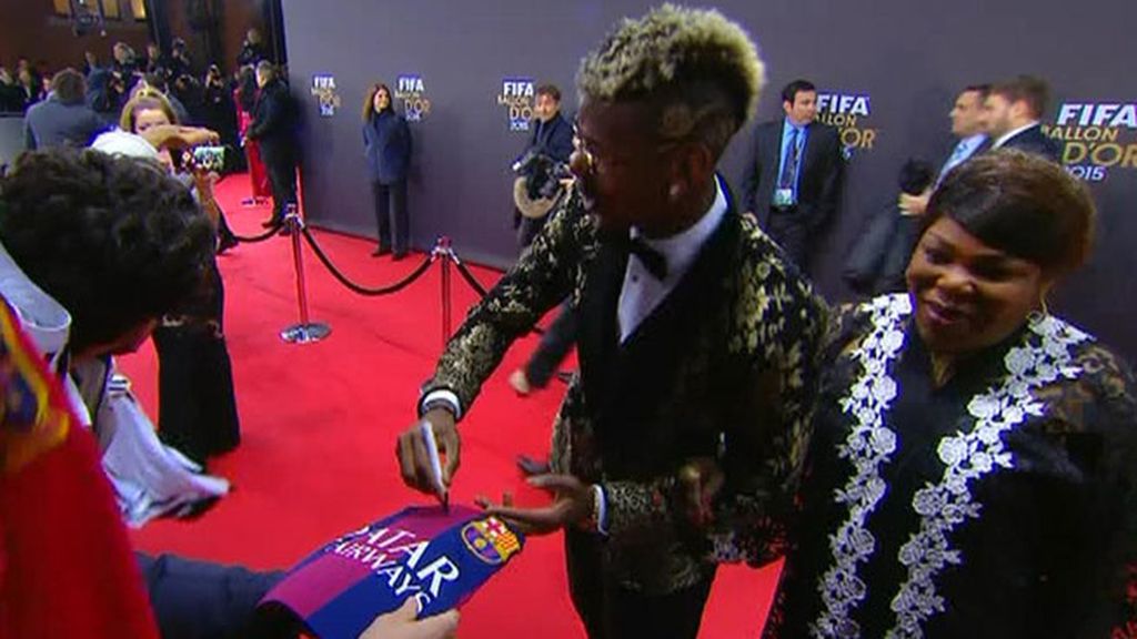 El lío de las camisetas: Eto'o firmando una del Madrid, Ramos una del Bayern…