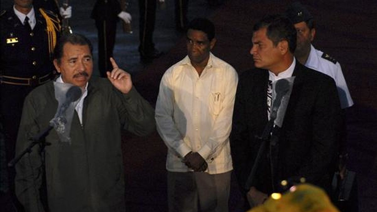 El presidente nicaragüense, Daniel Ortega, recibe a su homólogo de Ecuador, Rafael Correa (d), a su llegada al Aeropuerto Internacional de Managua (Nicaragua). EFE
