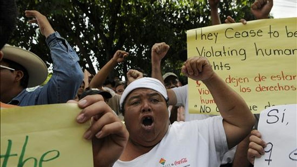 Seguidores del depuesto presidente Manuel Zelaya protestan cerca a la Casa Presidencial en Tegucigalpa (Honduras). EFE