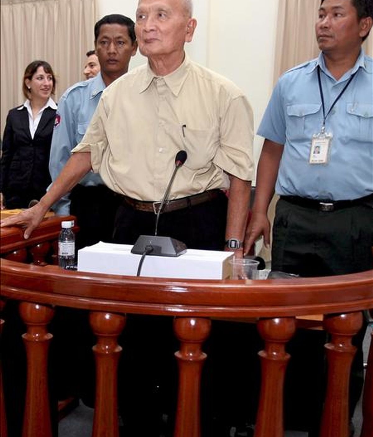 El ex líder del Jemer Rojo Nuon Chea (2-d), es fotografiado en la Cámara Extraordinaria de las Cortes de Camboya (ECCC), en Phnom Penh. EFE/Archivo