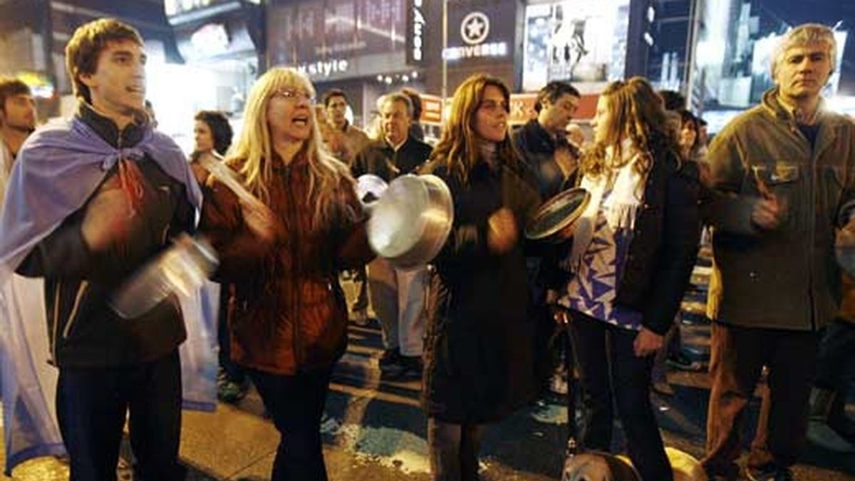 Vecinos del barrio porteño de Belgrano se congregan para realizar una protesta contra la presidenta Cristina Fernández. Foto: EFE