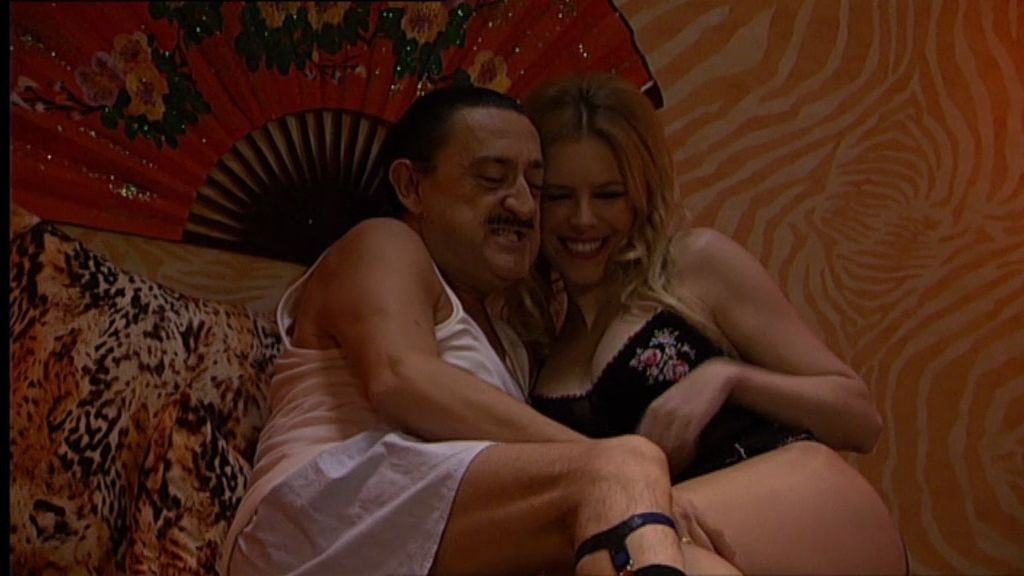 Entre el y Chema consiguen que se libren de su chulo