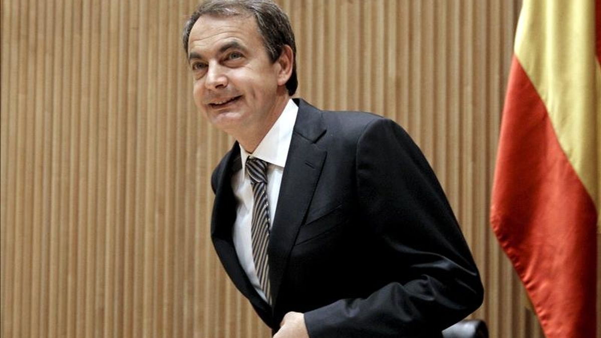 El jefe del Gobierno, José Luis Rodríguez Zapatero, a su llegada al Congreso, en donde hoy se reunió con los diputados, senadores y eurodiputados socialistas para informarles de las prioridades del Ejecutivo en el último año de legislatura y pedirles que expliquen las medidas económicas que se están adoptando ante la crisis. EFE El jefe del Gobierno, José Luis Rodríguez Zapatero, a su llegada al Congreso, en donde hoy se reunió con los diputados, senadores y eurodiputados socialistas para informarles de las prioridades del Ejecutivo en el último año de legislatura y pedirles que expliquen las medidas económicas que se están adoptando ante la crisis. EFE