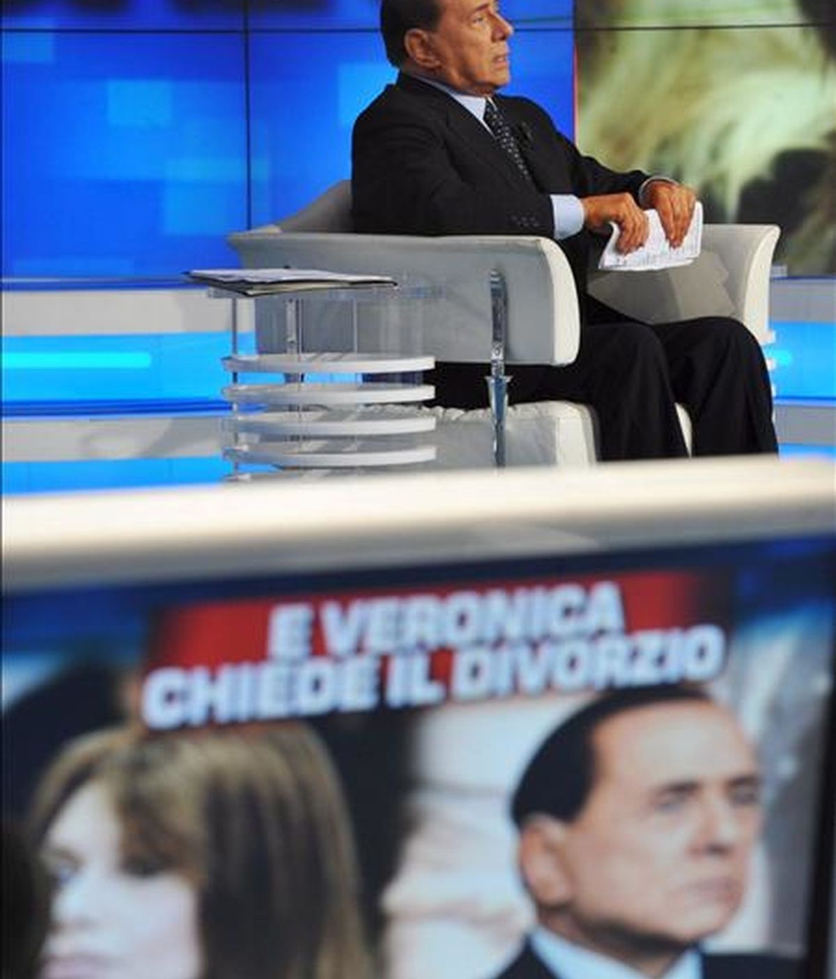 El primer ministro italiano Silvio Berlusconi durante su participación en el programa de la televisión pública italiana RAI1, 'Porta a porta', el pasado mes de mayo, en el que habló de la petición de divorcio de su esposa. EFE/Archivo