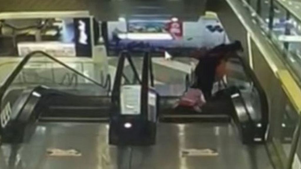 Trágica caída de un bebé por el hueco de las escaleras al perder la