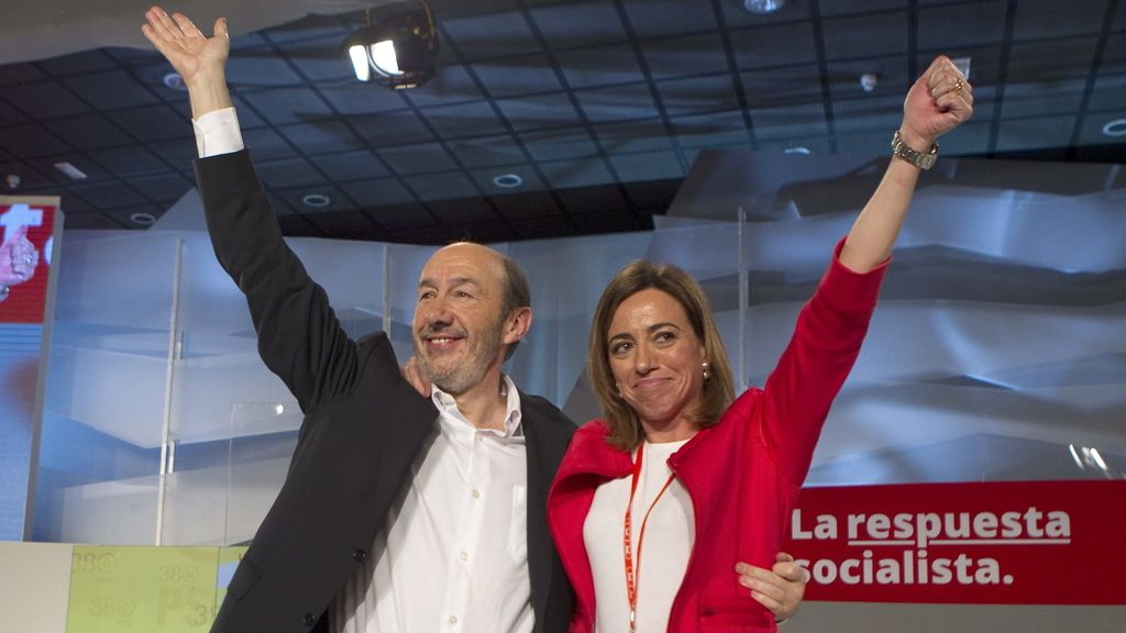 Carma Chacón y Alfredo Pérez Rubalcaba se abrazan en el 38 Congreso del PSOE
