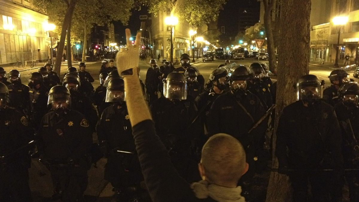 Manifestantes del movimiento 'Occupy Oakland' protestan contra el poder de las empresas y los mercados financieros internacionales sobre los gobiernos nacionales Manifestantes del movimiento 'Occupy Oakland' protestan contra el poder de las empresas y los mercados financieros internacionales sobre los gobiernos nacionales