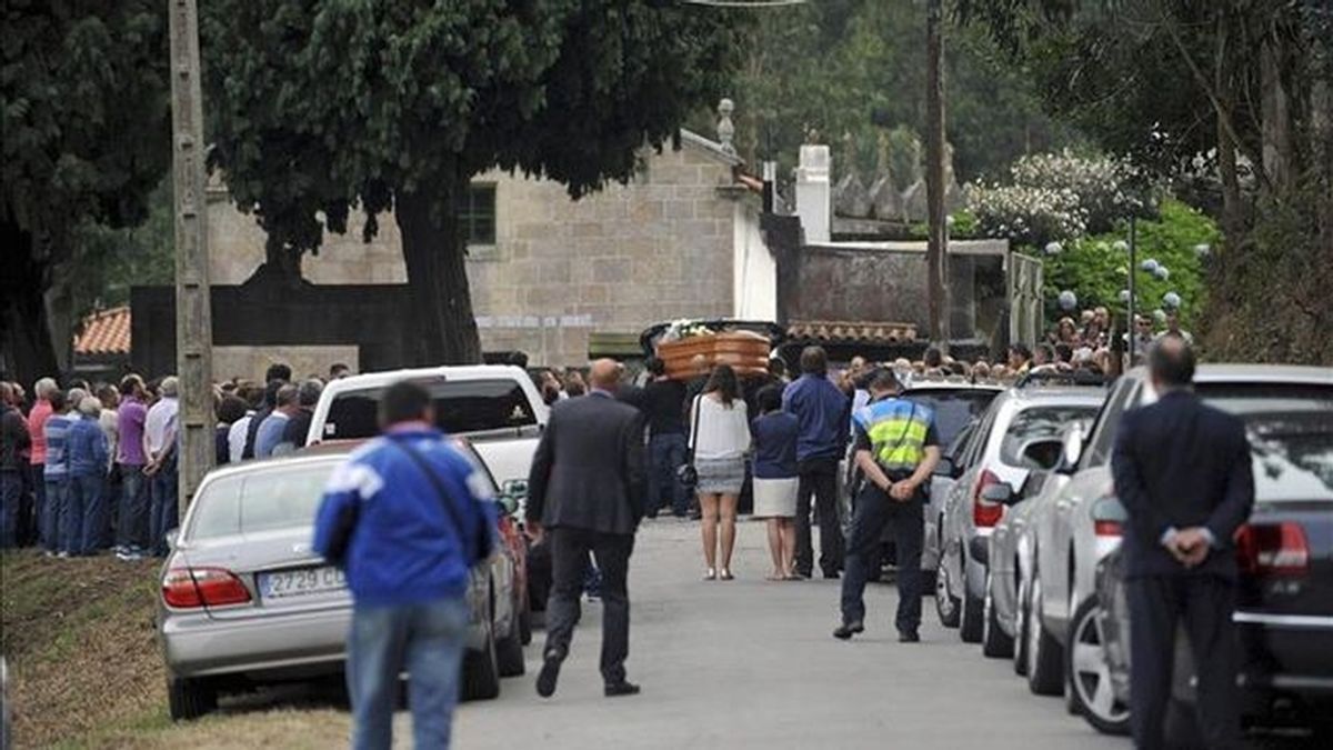 Centenares de personas dan su último adiós a la menor de Carral fallecida en el accidente de rally