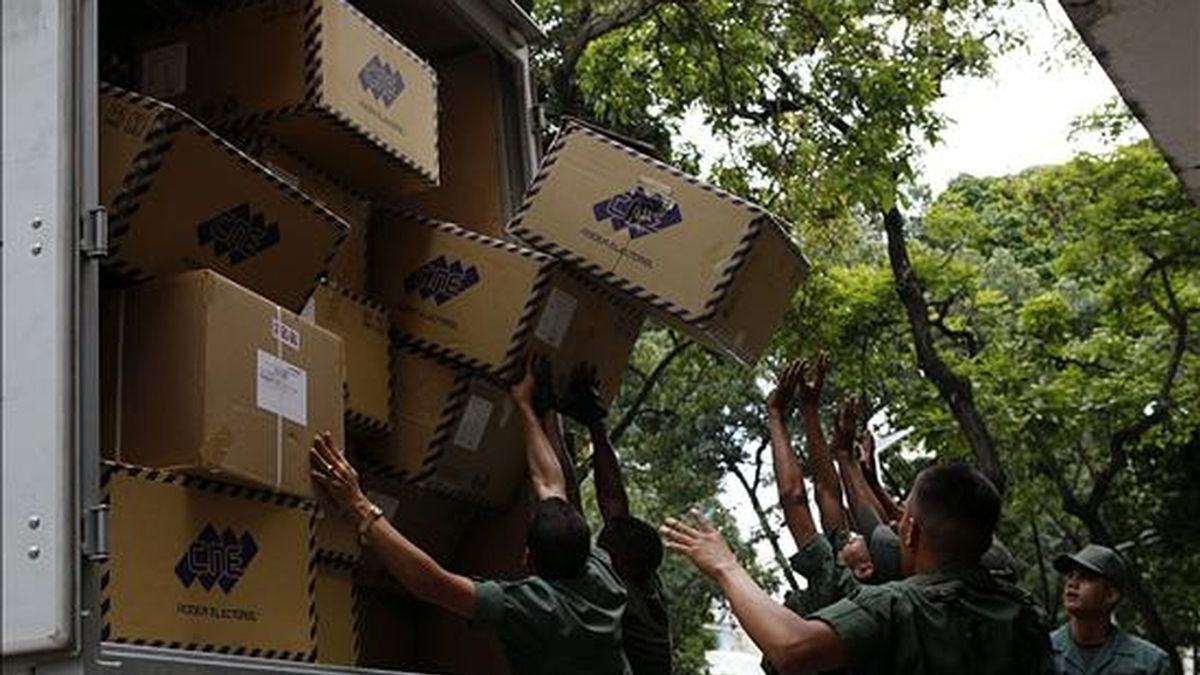 Soldados descargan material electoral de un camión  en Caracas (Venezuela). Las Fuerzas Armadas comenzaron a desplegarse por los 12.000 centros de votación del país para preservar la seguridad de cara a las elecciones legislativas. EFE