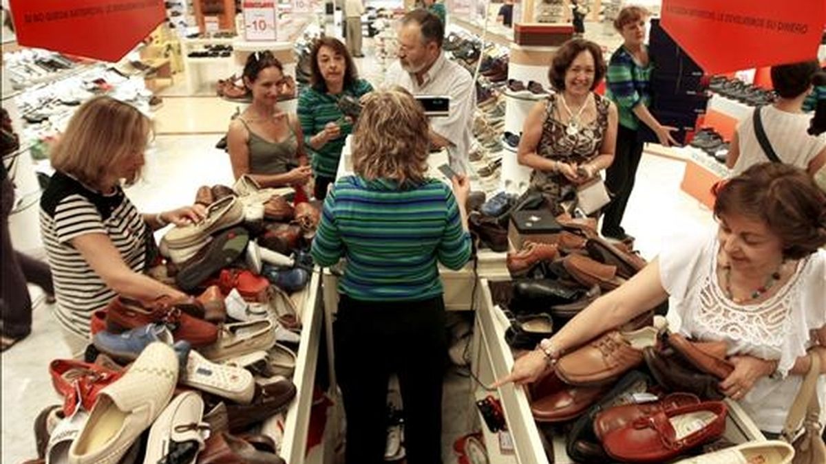 Varias personas miran artículos en los expositores de un comercio. EFE/Archivo Varias personas miran artículos en los expositores de un comercio. EFE/Archivo