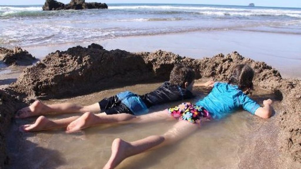 Hot Water Beach (Nueva Zelanda). Tiene agua calentada por fuentes termales volcánicas