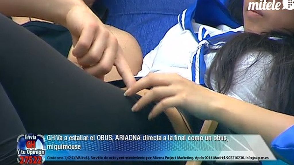 Se han pasado media mañana tumbados en el sofá Se han pasado media mañana tumbados en el sofá