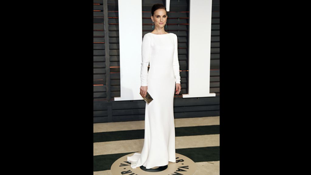 La actriz Natalie Portman, con un elegante vestido blanco