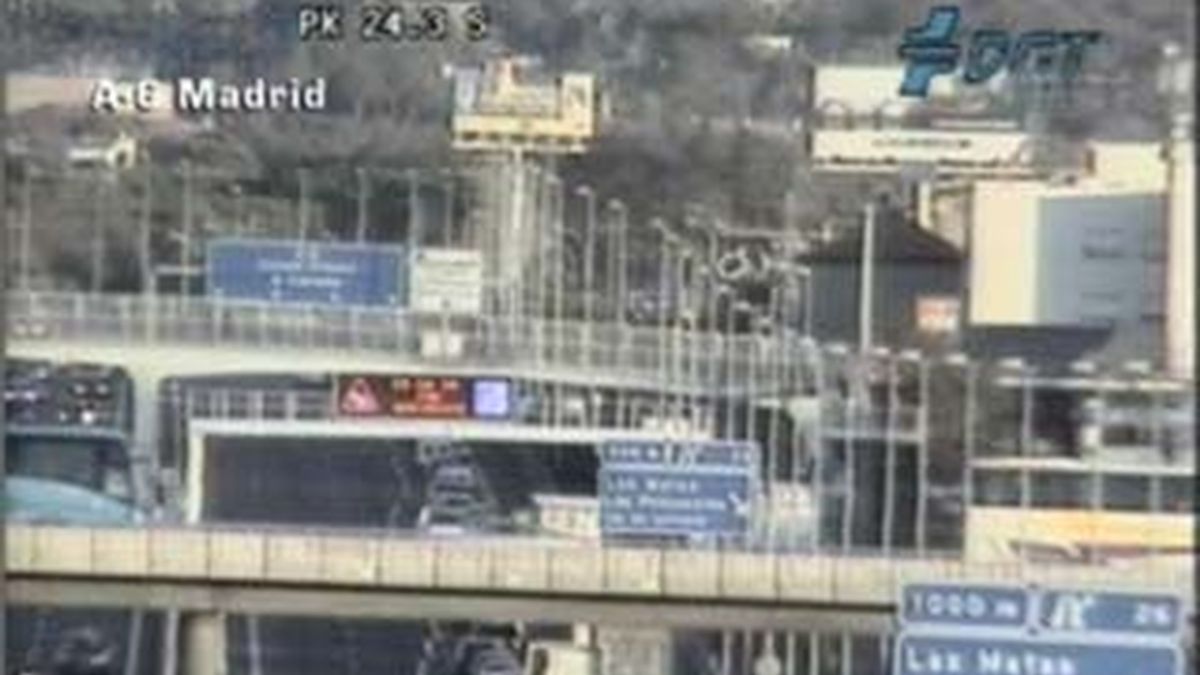 La carretera A-6 está cortada en sentido salida en el kilómetro 24. Vídeo: ATLAS La carretera A-6 está cortada en sentido salida en el kilómetro 24. Vídeo: ATLAS