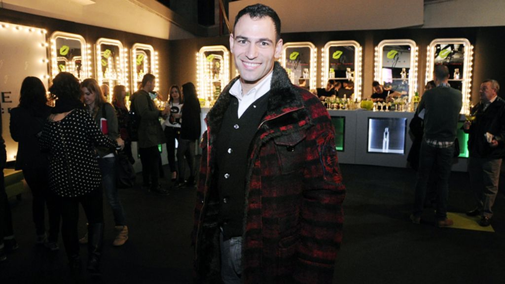 El chef Darío Barrios en el kissing room tras el desfile de Rabaneda