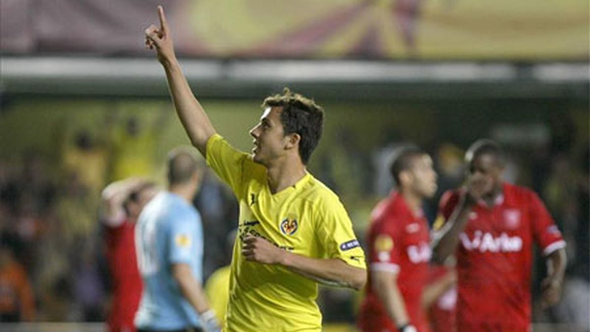 El delantero brasileño del Villarreal, Nilmar Honorato da Silva celebra el gol que ha marcado ante el Twente holandés, el tercero del equipo.Vídeo: Informativos Telecinco
