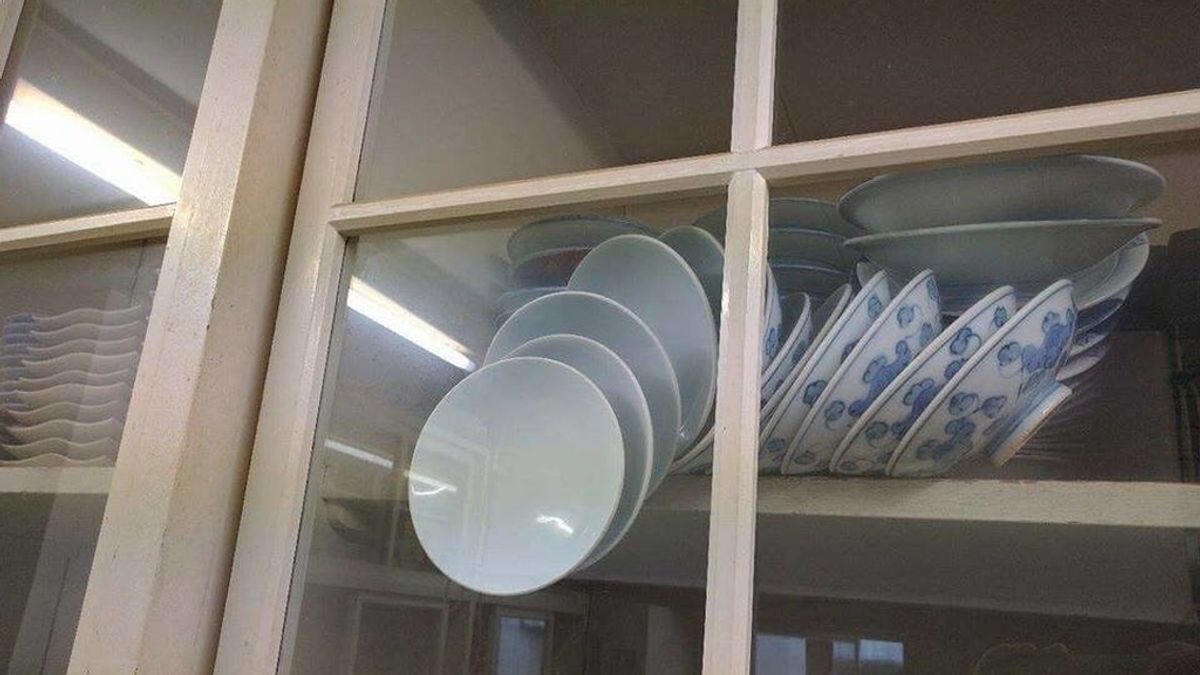 ¿Cómo abrirías este armario sin que los platos se rompan? ¿Cómo abrirías este armario sin que los platos se rompan?